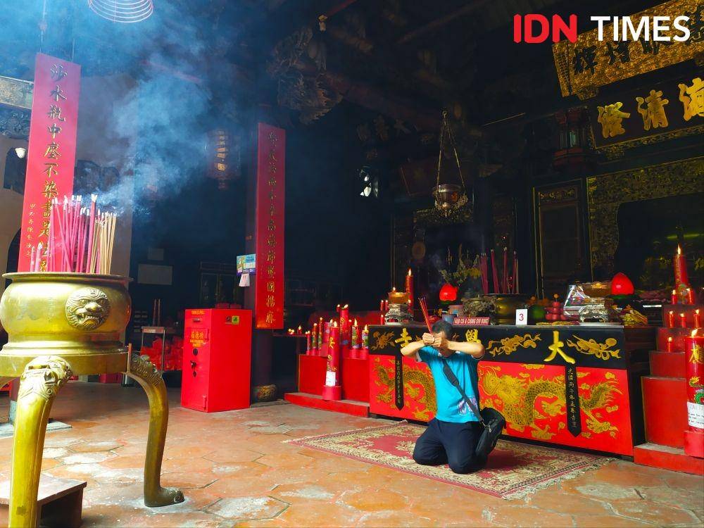 Warga keturunan Tionghoa bersembahyang di Klenteng Tay Kak Sie Semarang. IDN Times/Dhana Kencana