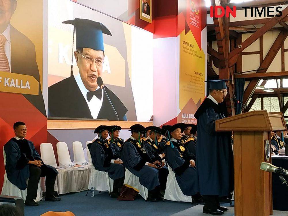Institut Teknologi Bandung (ITB) menggelar Sidang Terbuka Penganugerahan Doktor Honoris Causa kepada mantan Wakil Presiden Jusuf Kalla di Aula Barat Kampus ITB, Jalan Ganesa nomor 10 Bandung, Jawa Barat, Senin (13/ 1). (IDN Times/Azzis Zulkhairil)
