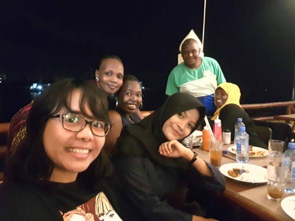 Devi Farida (mengenakan jilbab hitam) saat berkumpul dengan peserta kegiatan Youth Exchange for freedom of religion and Belief di Kenya. Istimewa