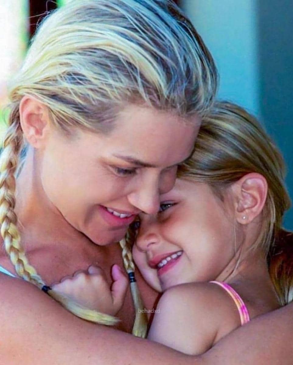 Instagram/bellahadid