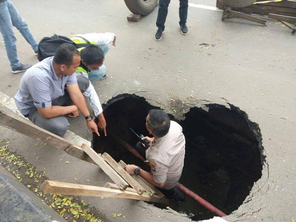 Jalan ambles di Daan Mogot, Tangerang, Banten. (Twitter/@RadioElshinta)