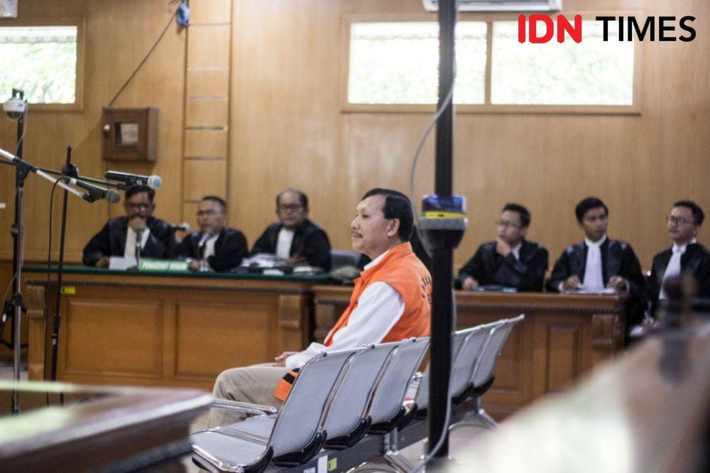 Eks Sekda Jabar Iwa Karniwa di Pengadilan Negeri Bandung (IDN Times/Galih Persiana)