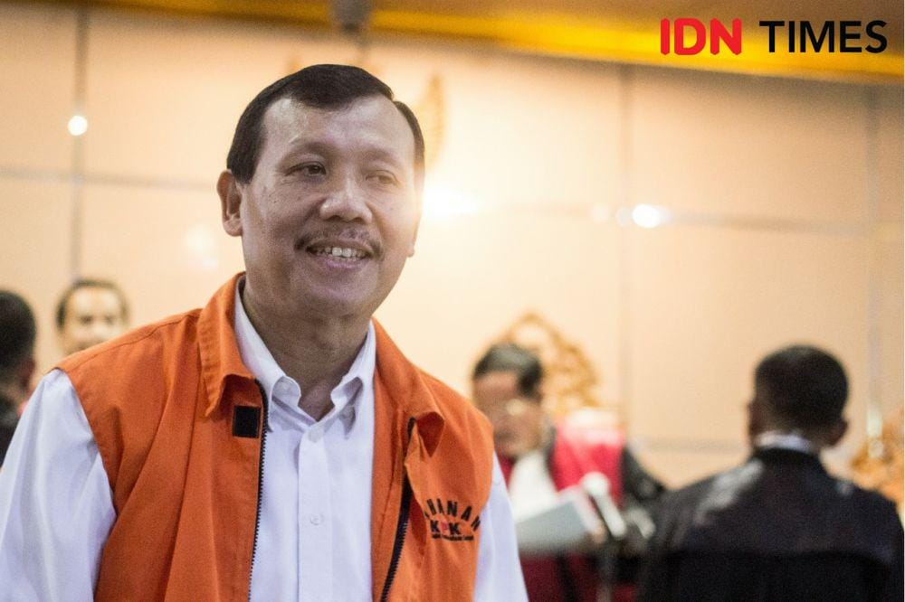 Eks Sekda Jabar Iwa Karniwa di Pengadilan Negeri Bandung (IDN Times/Galih Persiana)