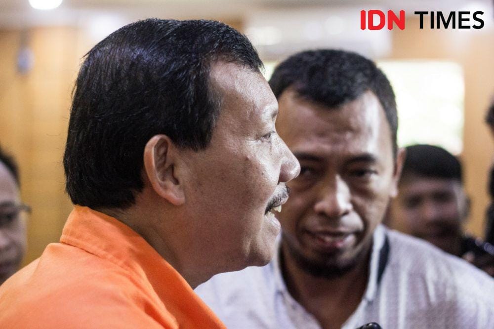 Eks Sekda Jabar Iwa Karniwa di Pengadilan Negeri Bandung (IDN Times/Galih Persiana)