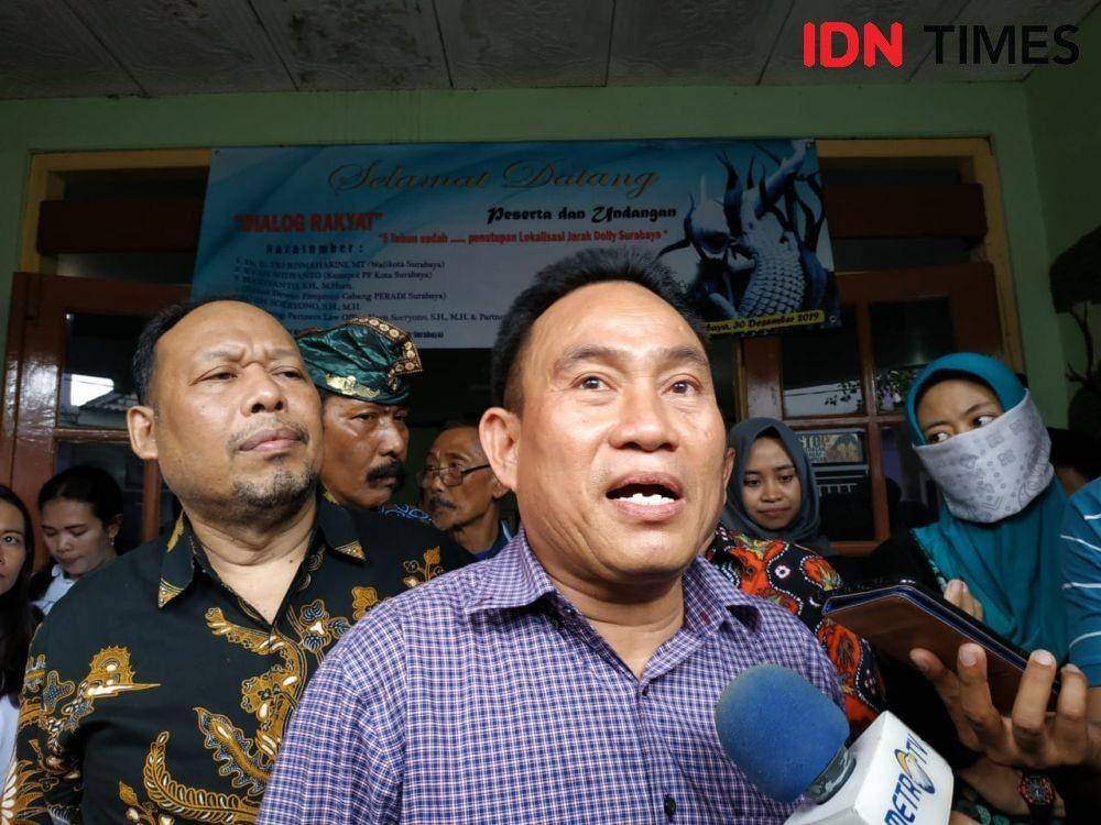 Ketua DPC Peradi Surabaya Hariyanto (tengah) saat acara diskusi 5 tahun penutupan lokalisasi Dolly, Senin (30/12). IDN Times/Fitria Madia