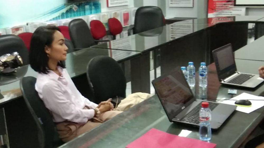 Penyanyi Eka Deli Mardiyana diperiksa sebagai saksi kasus investasi MeMiles di Mapolda Jatim, Senin (13/1). (Dok.IDN Times/Istimewa)