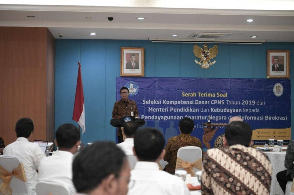Serah terima soal SKD CPNS 2019 dari Kemendikbud kepasa KemenPAN-RB (Dok. Biro Komunikasi dan Layanan Masyarakat Kementerian Pendidikan dan Kebudayaan)