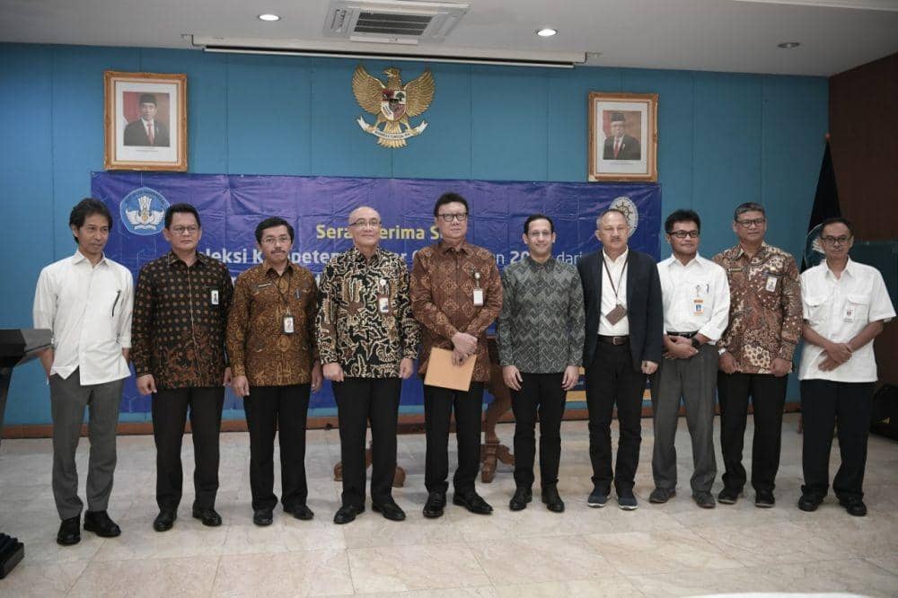 Serah terima soal SKD CPNS 2019 dari Kemendikbud kepada KemenPAN-RB. (Dok. Biro Komunikasi dan Layanan Masyarakat Kementerian Pendidikan dan Kebudayaan)
