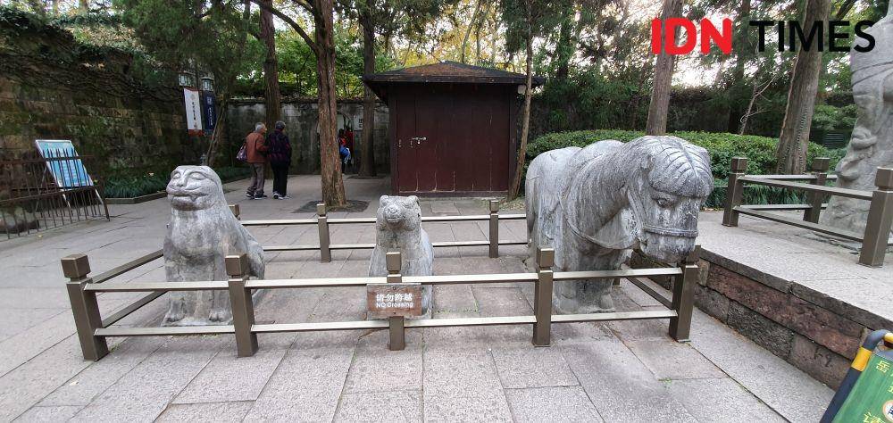 Patung-patung di makam Jenderal Yue Fei, di Kota Hangzhou, Tiongkok (IDN Times/Mela Hapsari)