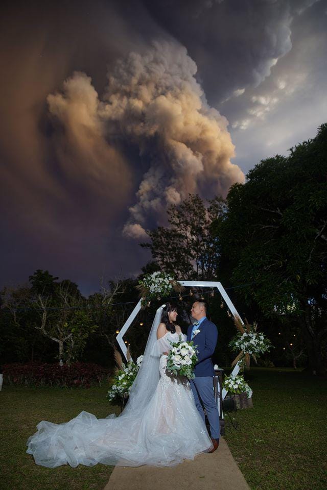 Foto pernikahan Chino dan Kat Vaflor dengan latar belakang Gunung Taal yang sedang erupsi di Tagaytay, Filipina, pada 12 Januari 2020. facebook.com/randolfevanphotography
