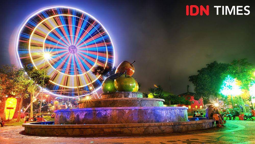 Suasana malam di Alun-alun Kota Batu. (IDN Times/Reza Iqbal)