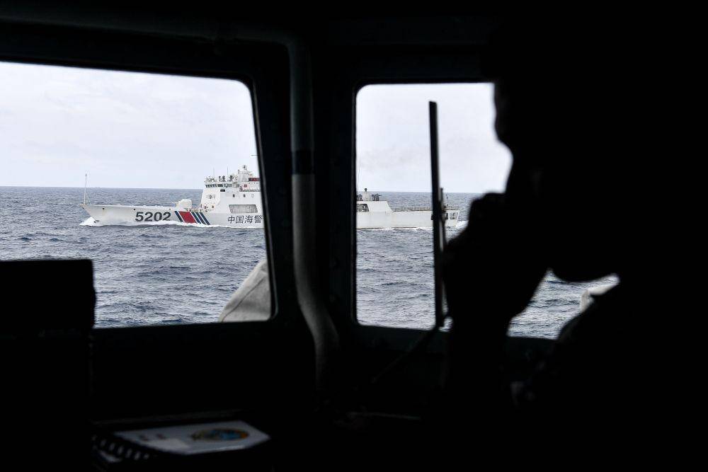 Kapal Coast Guard China-5202 membayangi KRI Usman Harun-359 saat melaksanakan patroli mendekati kapal nelayan pukat China yang melakukan penangkapan ikan di ZEE Indonesia, utara Pulau Natuna. (ANTARA FOTO/M Risyal Hidayat)