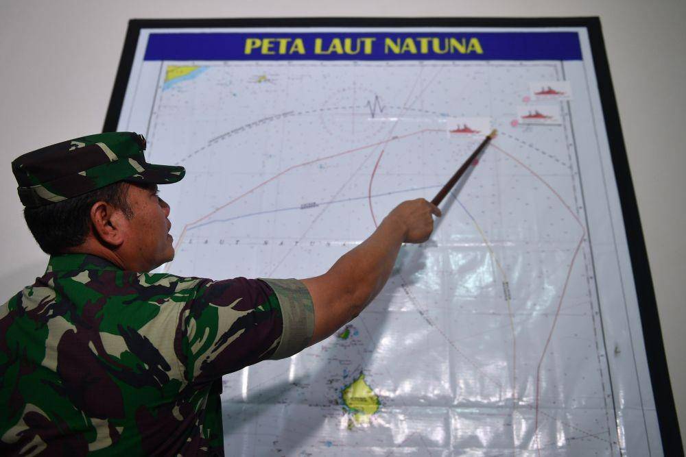 Panglima Komando Gabungan Wilayah Pertahanan (Pangkogabwilhan) I Laksamana Madya TNI Yudo Margono menjelaskan tentang kondisi Laut Natuna. (ANTARA FOTO/M Risyal Hidayat)