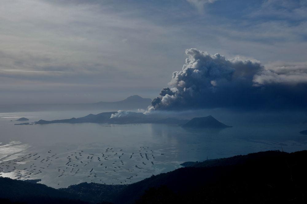 Gunung berapi Taal yang meletus terlihat dari Tagaytay City, Filipina, pada 13 Januari 2020. ANTARA FOTO/REUTERS/Eloisa Lopez