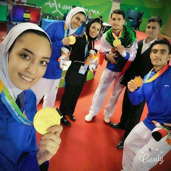 Karim Alizadeh dan rekan-rekan usai menerima medali. instagram.com/kimiya.alizade