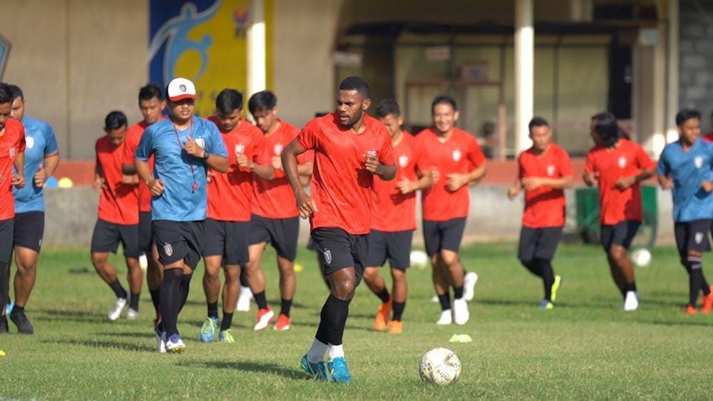 Reza Irfana dan Kadek Haarlem Anggariva dikontrak secara profesional oleh Bali United untuk mengarungi Liga 1 2020.baliutd.com