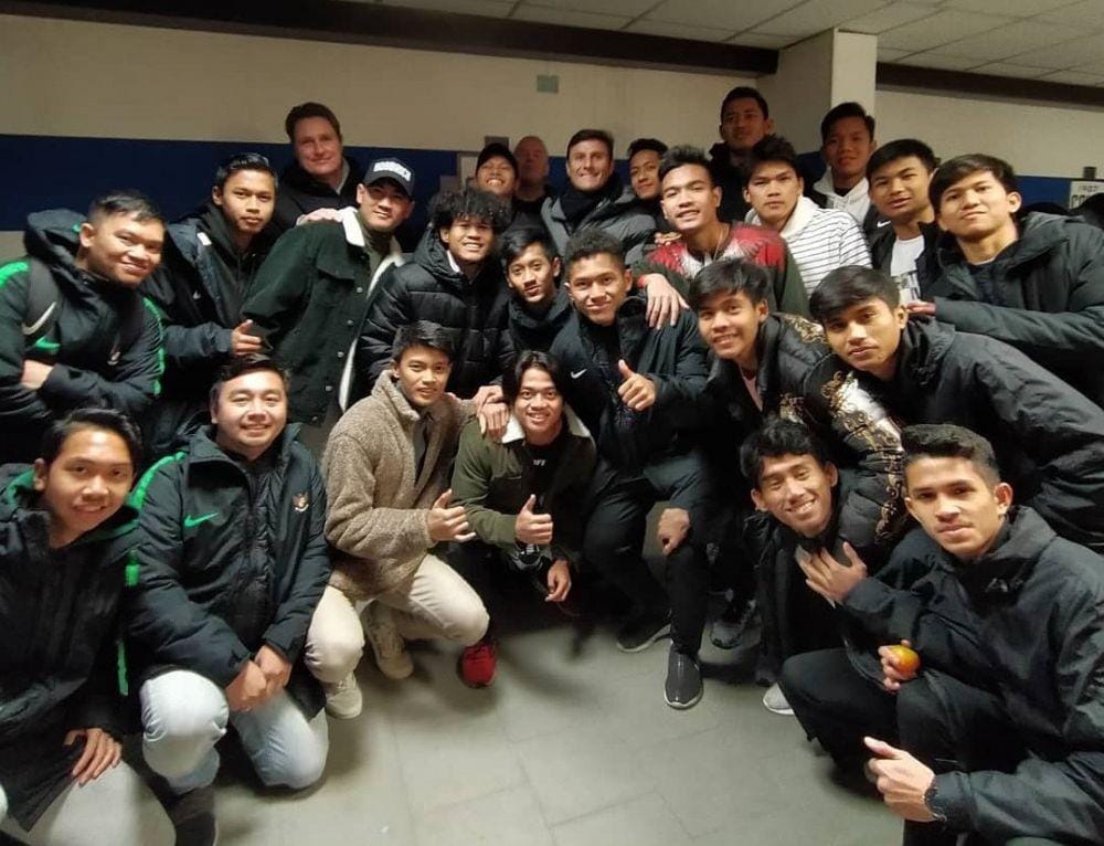 Garuda Select berpose bersama legenda Inter Milan, Javier Zanetti. Dok. Mola TV