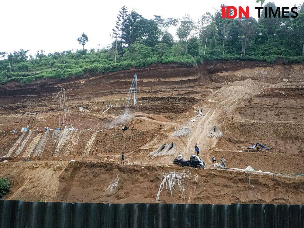 Kegiatan proyek pembangunan perumahan di KBU. (IDN Times/Bagus F)
