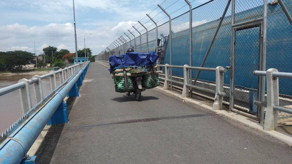 Pintu air bendungan gerak atau Babat Barrage. IDN Times/Imron