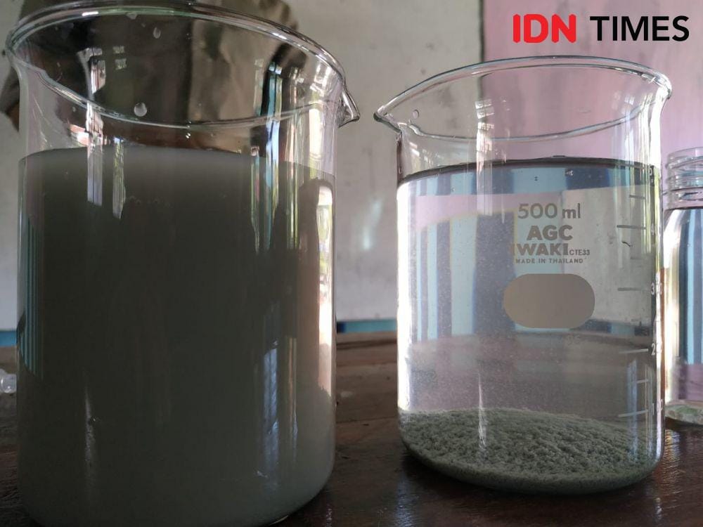 Demonstrasi cara penjernihan air tercemar limbah batu alam. (IDN Times/Wildan Ibnu)