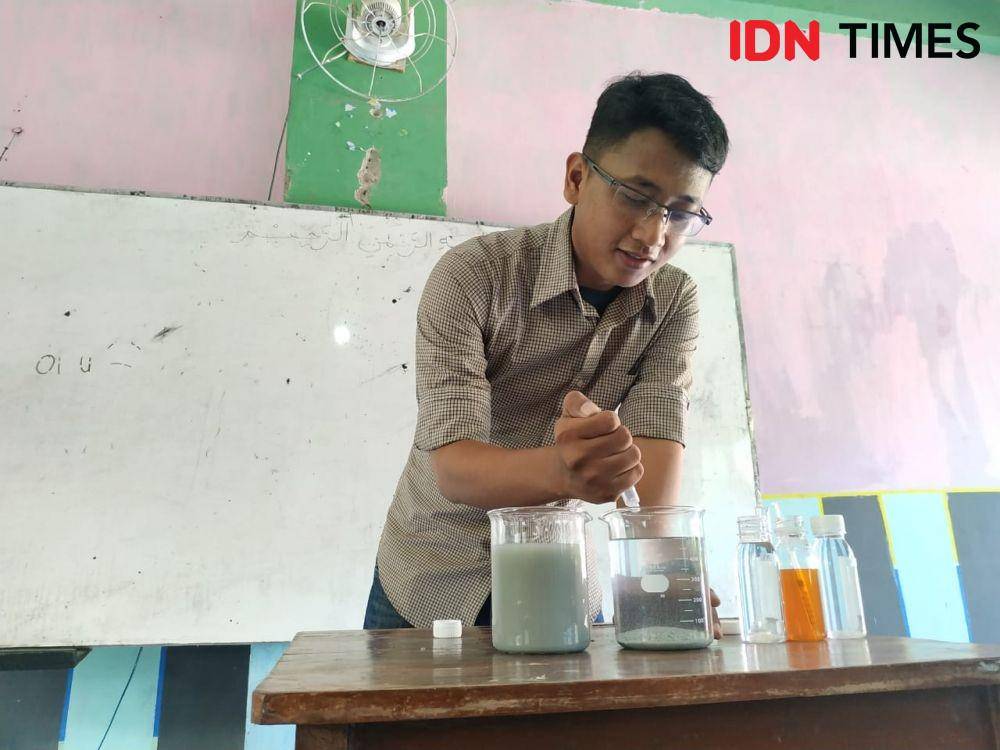 Demonstrasi cara penjernihan air tercemar limbah batu alam. (IDN Times/Wildan Ibnu)