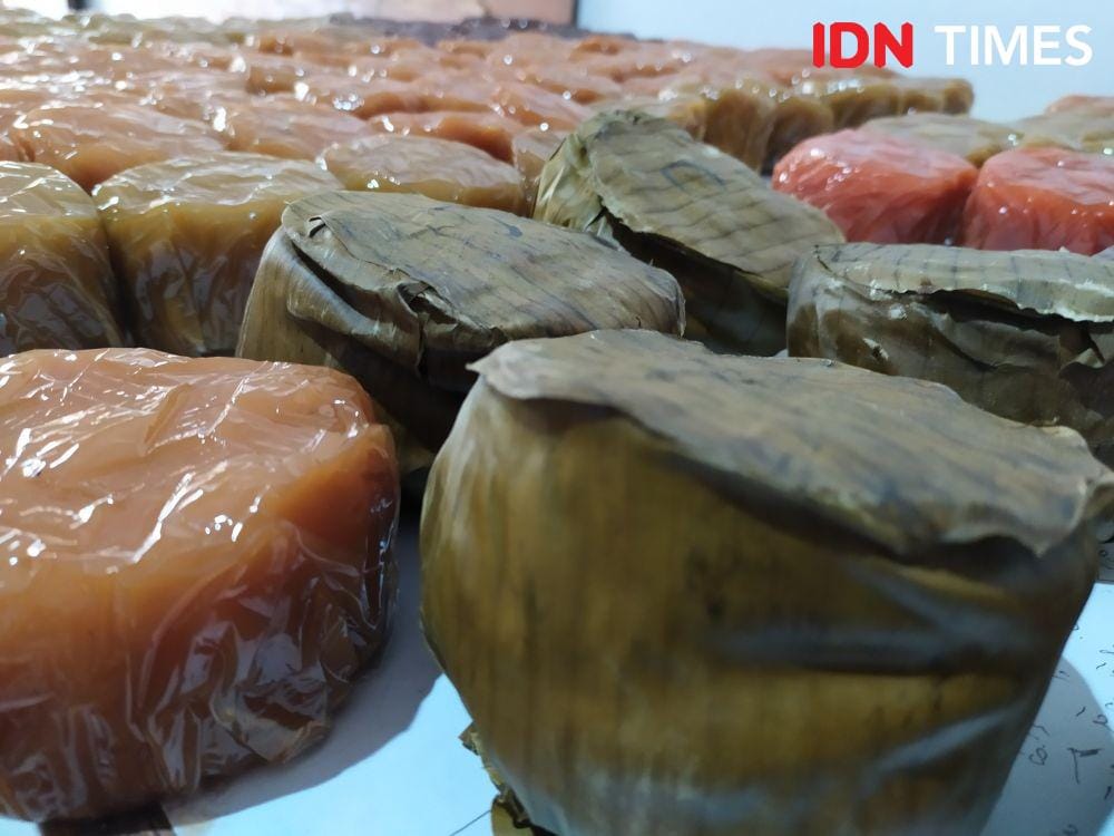 Kue keranjang di Semarang tetap mempertahankan bungkus daun pisang agar aromanya tambah sedap. IDN Times/Fariz Fardianto