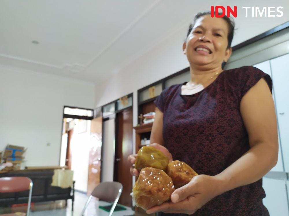 Seorang perajin menunjukan kue keranjang yang siap dijual menjelang perayaan Imlek. IDN Times/Fariz Fardianto