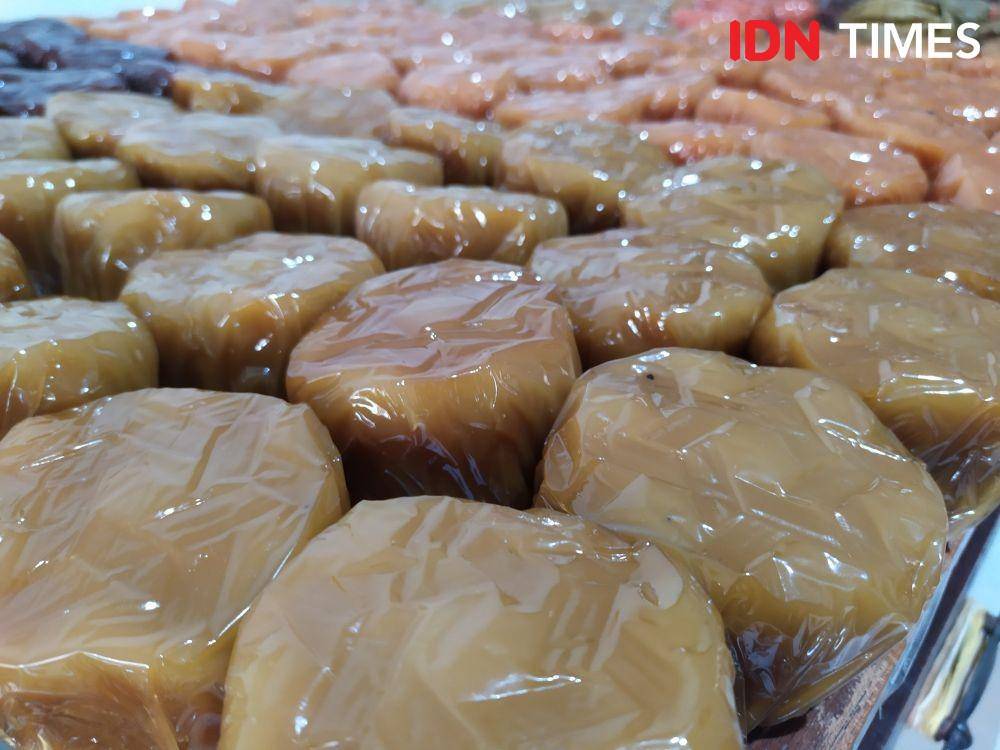 Kue keranjang jadi makanan yang paling diburu saat Imlek. IDN Times/Fariz Fardianto