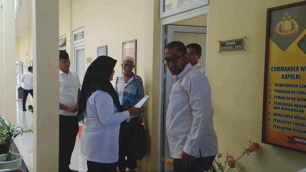 Nurdin dan kuasa hukum dari YARA Aceh ketika membuat laporan ke Polda Aceh (IDN Times/Saifullah)