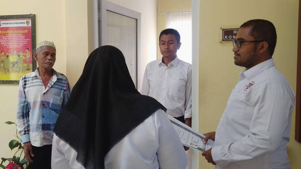 Nurdin dan kuasa hukum dari YARA Aceh ketika membuat laporan ke Polda Aceh (IDN Times/Saifullah)