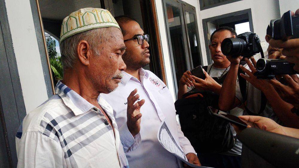 Nurdin dan kuasa hukum dari YARA Aceh ketika membuat laporan ke Polda Aceh (IDN Times/Saifullah)