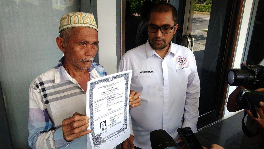Nurdin dan kuasa hukum dari YARA Aceh ketika membuat laporan ke Polda Aceh (IDN Times/Saifullah)