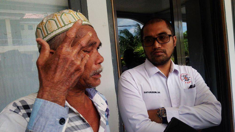 Nurdin dan kuasa hukum dari YARA ketika membuat laporan ke Polda Aceh.