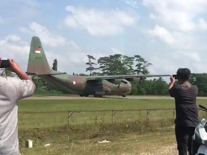 Tangkap layar dari video Pesawat Hercules C-130 yang mendarat darurat di Aceh Utara (Dok. Istimewa)
