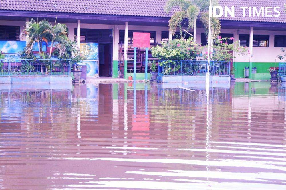 SD 024 Samarinda Utara yang terdampak banjir (IDN Times/Yuda Almerio)