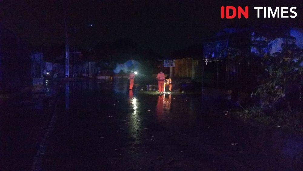 Aliran listrik dipadamkan untuk menghindari bahaya sengatan listrik saat banjir. (IDN Times/Wildan Ibnu)