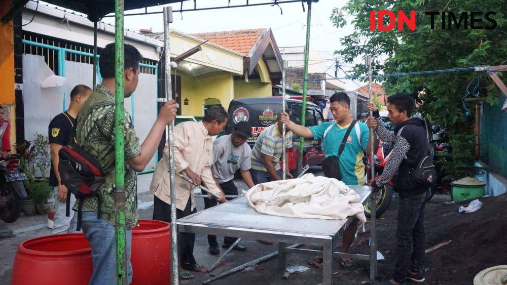 Suasana persiapan pemakaman RH (17) korban bunuh diri di Pacar Keling, Surabaya, Senin (13/1). IDN Times/Fitria Madia