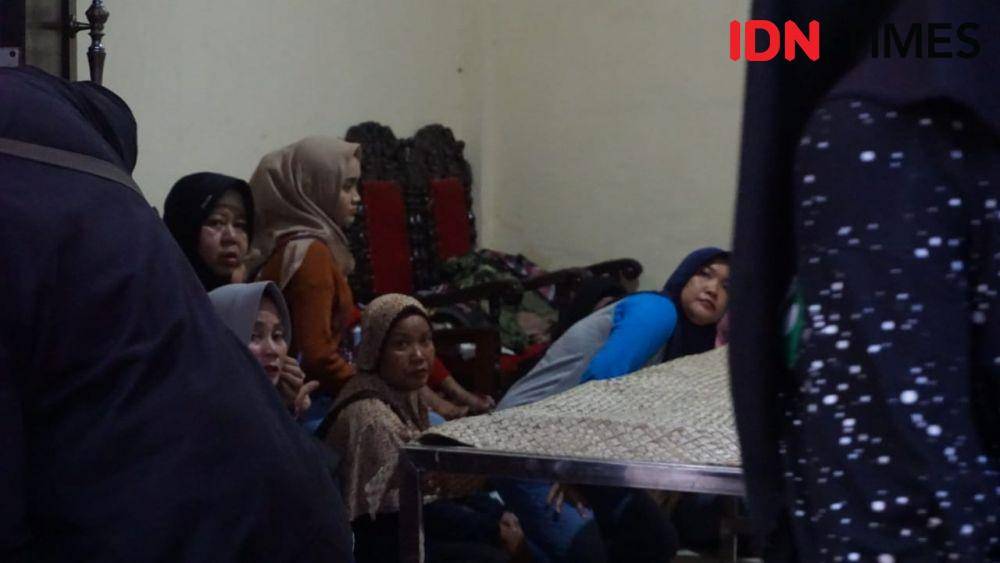 Suasana persiapan pemakaman RH (17) korban bunuh diri di Pacar Keling, Surabaya, Senin (13/1). IDN Times/Fitria Madia
