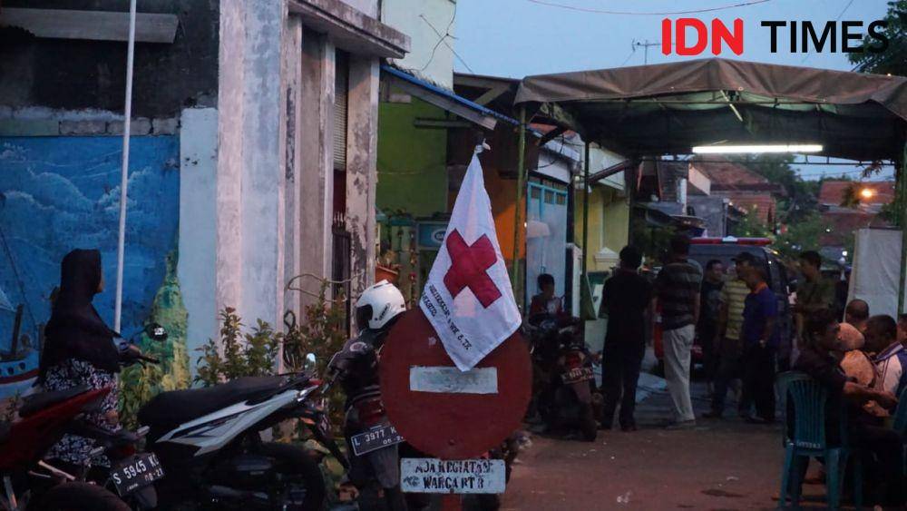 Suasana persiapan pemakaman RH (17) korban bunuh diri di Pacar Keling, Surabaya, Senin (13/1). IDN Times/Fitria Madia