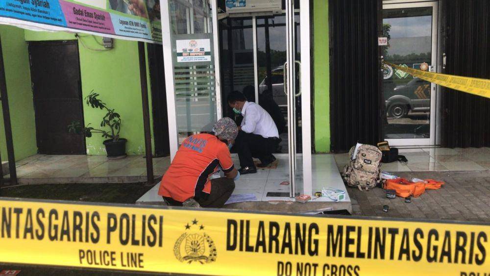 Tim Inafis Satreskrim Polres Madiun melakukan olah TKP di Bank BMD Syariah yang mesin ATM-nya digondol maling, Senin (13/1). Dok. IDN Times/Istimewa