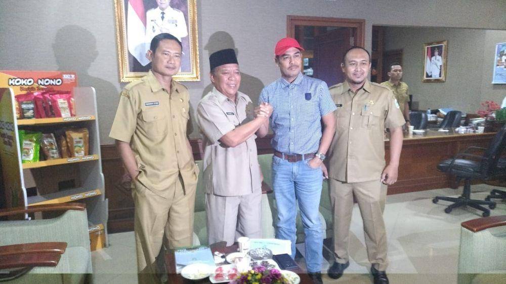 Nil Maizar didampingi manajemen Persela Lamongan. IDN Times/Imron