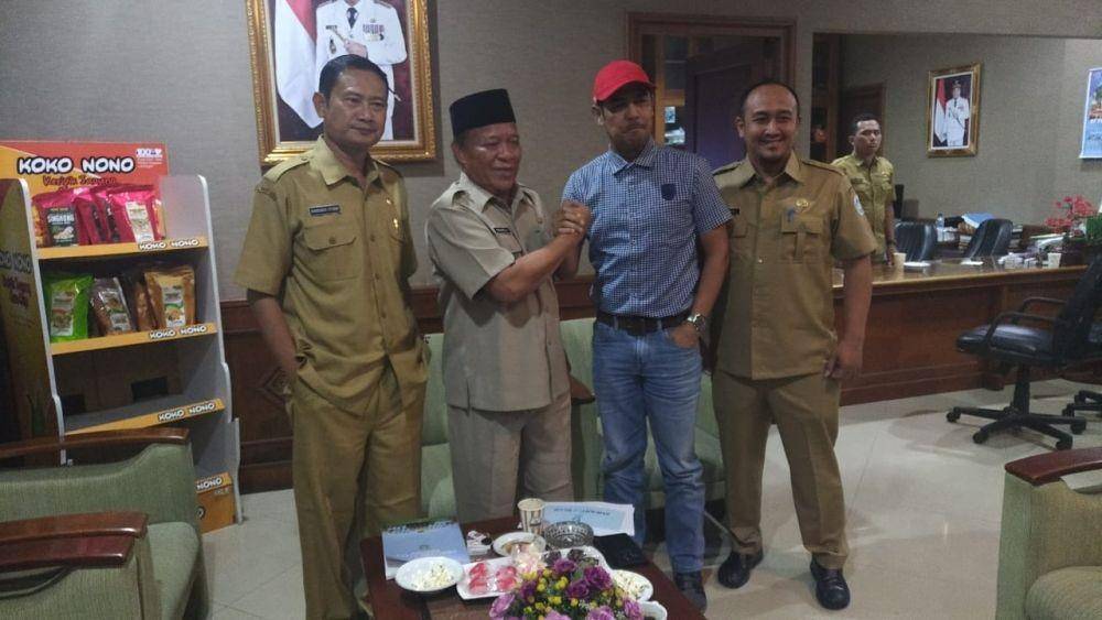 Pelatih Persela Lamongan Nil Maizar berjabat tangan dengan Penasehat Persela Fedeli. IDN Times/Imron