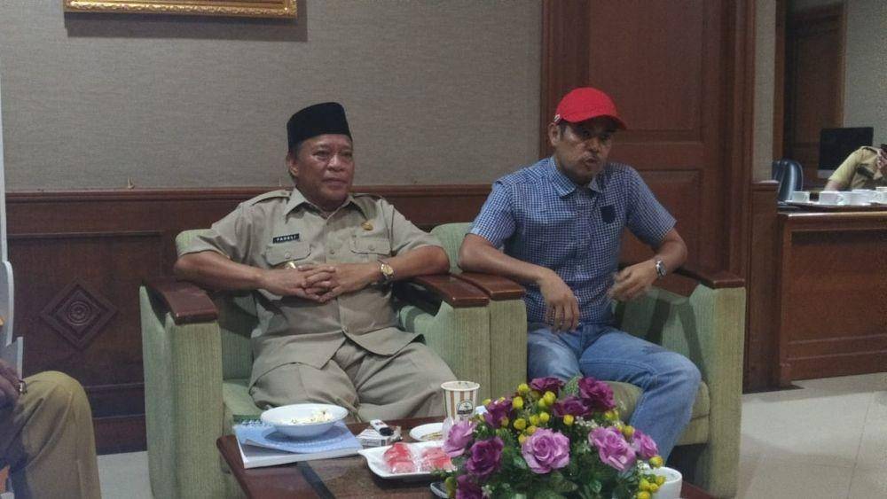 Pelatih Persela Lamongan Nil Maizar saat memberikan keterangan kepada wartawan. IDN Times/Imron