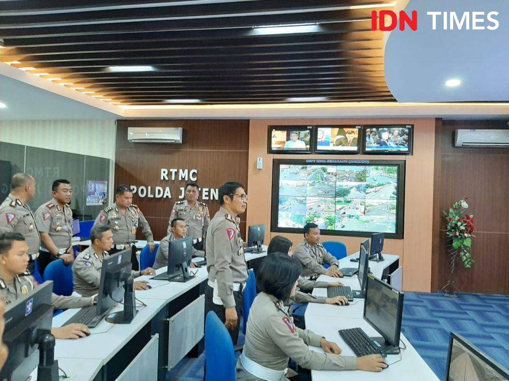 Dirlantas Polda Jateng Kombes Pol Rudi Antariksa saat cek CCTV di Mapolda Jateng. IDN Times/Fariz Fardianto