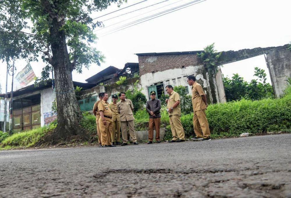 Walikota Malang mengecek secara langsung lokasi jalan yang mengalami kerusakan. Dok/ Humas Pemkot Malang