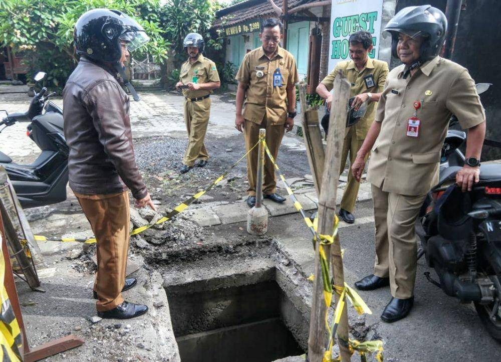 Walikota Malang, Sutiaji (kiri) bersama dengan Sekda Kota Malang, Wasto melakukan sidak ke beberapa jalan dan saluan air di kawasan  Cemorokandang, senin (13/1/2020). Dok/ Humas Pemkot Malang