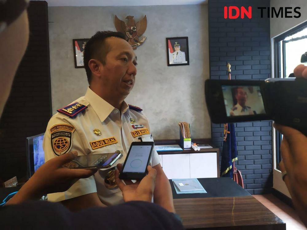Penangkapan pelaku buang sampah kulit duren di Sungai Musi Palembang (IDN Times/Feny Maulia Agustin)