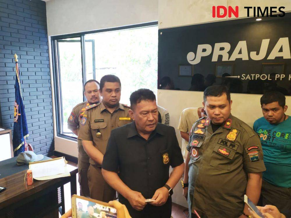 Penangkapan pelaku buang sampah kulit duren di Sungai Musi Palembang (IDN Times/Feny Maulia Agustin)