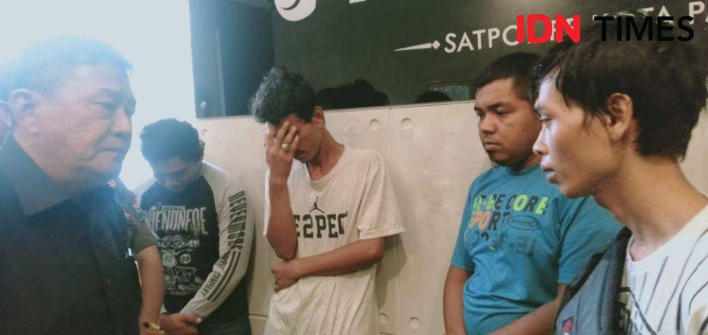 Penangkapan pelaku buang sampah kulit duren di Sungai Musi Palembang (IDN Times/Feny Maulia Agustin)
