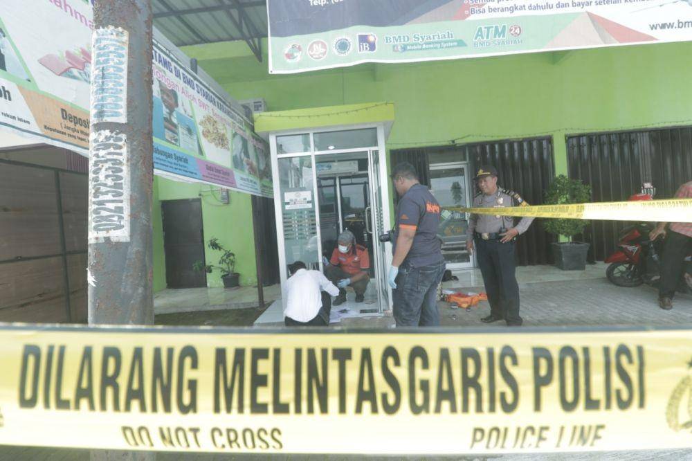 Olah TKP di Bank BMD Syariah Karangmalang, Kabupaten Madiun yang mesin ATM nya hilang. Dok. IDN Times/Istimewa